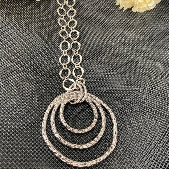 🆕HUGE HAMMERED LOOK SILVER TONE PENDANT WITH THREE CIRCLES. NECK CHAIN IS 20” - Picture 3 of 8
